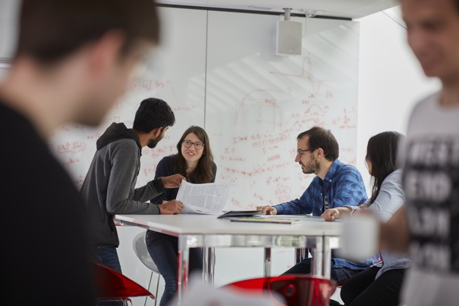 Junge Wissenschaftlerinnen und Wissenschaftler am Max-Planck-Institut für Quantenoptik (MPQ). Photo: MCQST.