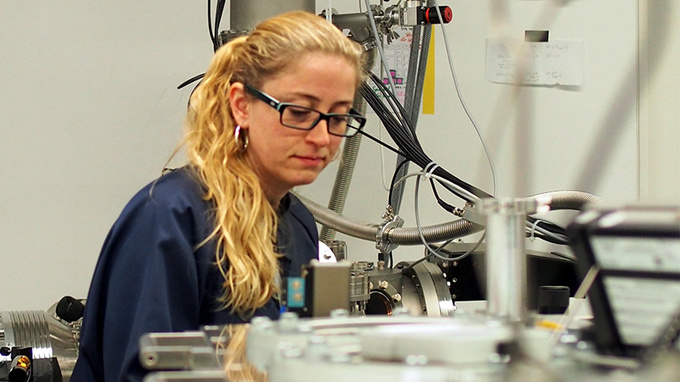 Prof. Dr. Birgitta Bernhardt an der Messkammer im Physik-Department der TU München.