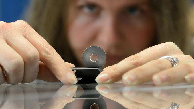 Dr. Annkatrin Sommer (MPQ) mit einer Glas-Probe