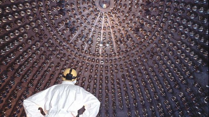 Die Edelstahlkugel des Borexino-Experiments im Gran-Sasso-Untergrundlabor.