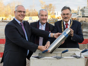 Grundsteinlegung für das TUM Center for Functional Protein Assemblies (CPA) am Campus Garching mit TUM-Präsident Prof. W. A. Herrmann, dem Bayerischen Wissenschaftsminister Dr. Ludwig Spaenle und Prof. Andreas Bausch (CPA).