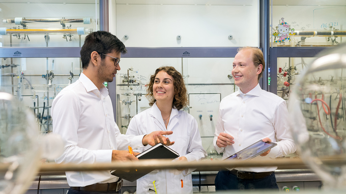 Laboratory at the Catalysis Research Center (CRC) of TUM: Dr. Batyr Garlyyev, Kathrin Kratzl and Marlon Rück