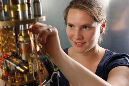 Physikerin beim Vorbereiten eines Experiments