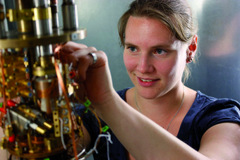 Physikerin beim Vorbereiten eines Experiments